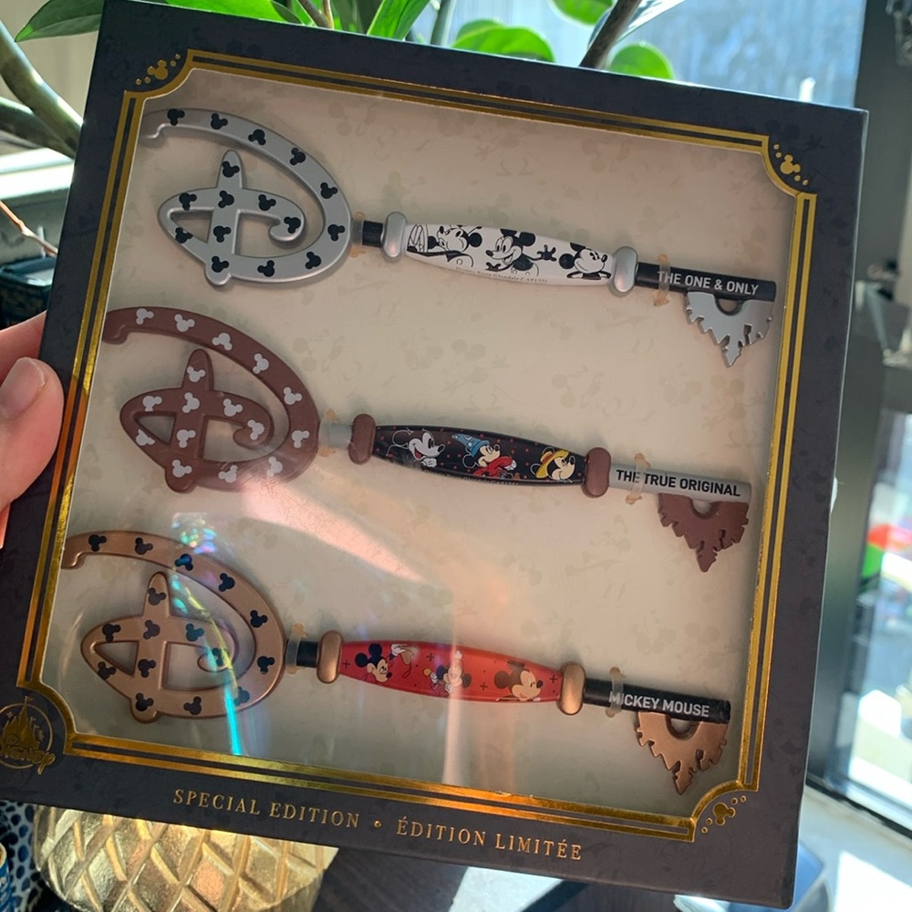 Special edition Through the Years Disney Keys